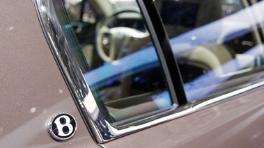 Mondial de l'Automobile de Paris 2012 - Bentley Continental Flying Spur marron logo aile arrière