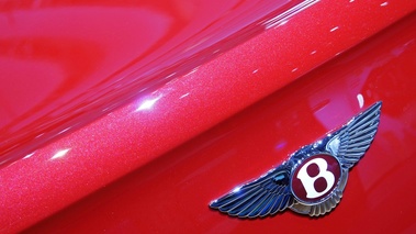 Mondial de l'Automobile de Paris 2012 - Bentley Continental GTC V8 rouge logo coffre