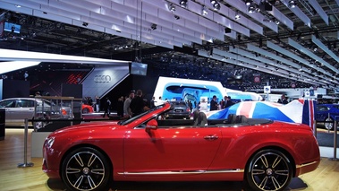 Mondial de l'Automobile de Paris 2012 - Bentley Continental GTC V8 rouge profil