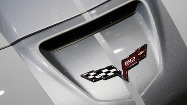Mondial de l'Automobile de Paris 2012 - Chevrolet Corvette C6 ZR1 blanc logo capot