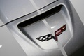 Mondial de l'Automobile de Paris 2012 - Chevrolet Corvette C6 ZR1 blanc logo capot