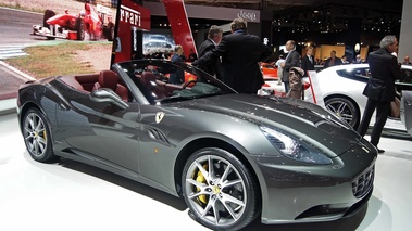Mondial de l'Automobile de Paris 2012 - Ferrari California anthracite 3/4 avant droit