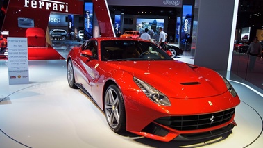 Mondial de l'Automobile de Paris 2012 - Ferrari F12 Berlinetta rouge 3/4 avant droit