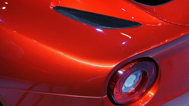 Mondial de l'Automobile de Paris 2012 - Ferrari F12 Berlinetta rouge aération coffre