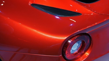 Mondial de l'Automobile de Paris 2012 - Ferrari F12 Berlinetta rouge aération coffre