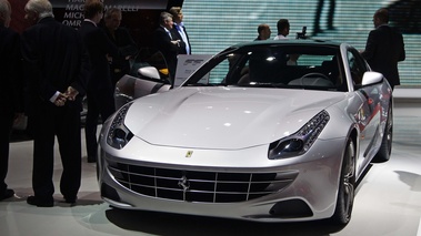 Mondial de l'Automobile de Paris 2012 - Ferrari FF gris 3/4 avant gauche porte ouverte