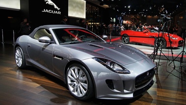 Mondial de l'Automobile de Paris 2012 - Jaguar F-Type S V6 anthracite 3/4 avant droit capoté