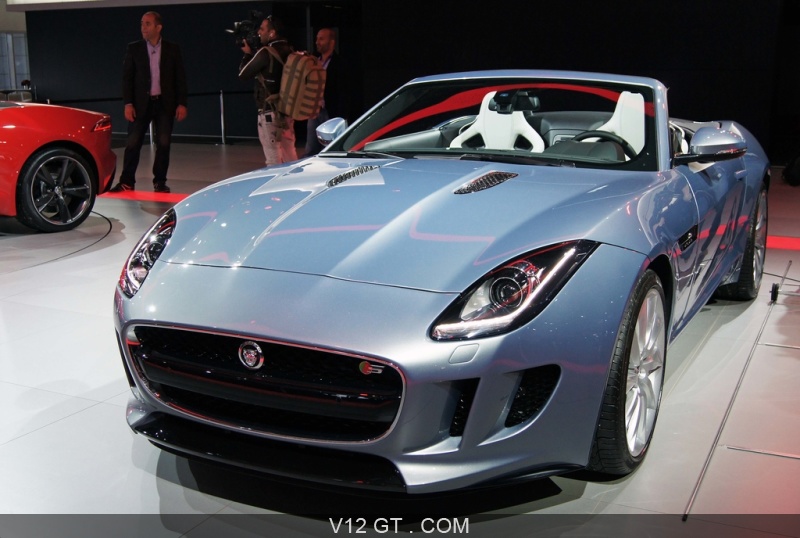 Mondial de l'Automobile de Paris 2012 Jaguar FType S V6 bleu 3/4