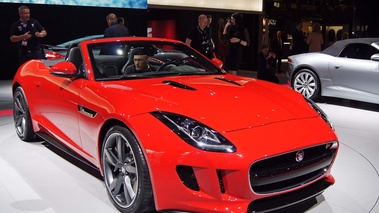 Mondial de l'Automobile de Paris 2012 - Jaguar F-Type S V8 rouge 3/4 avant droit