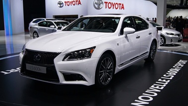 Mondial de l'Automobile de Paris 2012 - Lexus LS600h blanc 3/4 avant gauche