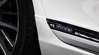 Mondial de l'Automobile de Paris 2012 - Lexus LS600h blanc logo porte