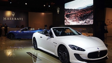 Mondial de l'Automobile de Paris 2012 - Maserati GranCabrio MC Stradale blanc 3/4 avant droit