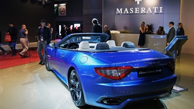 Mondial de l'Automobile de Paris 2012 - Maserati GranCabrio Sport bleu 3/4 arrière gauche