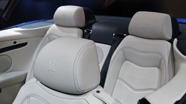 Mondial de l'Automobile de Paris 2012 - Maserati GranCabrio Sport bleu appuis-tête