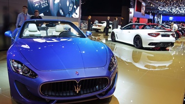 Mondial de l'Automobile de Paris 2012 - Maserati GranCabrio Sport bleu face avant