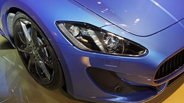 Mondial de l'Automobile de Paris 2012 - Maserati GranCabrio Sport bleu phare avant