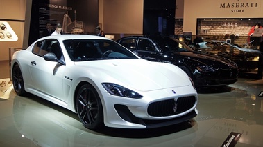 Mondial de l'Automobile de Paris 2012 - Maserati GranTurismo MC Stradale blanc 3/4 avant droit