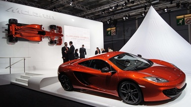 Mondial de l'Automobile de Paris 2012 - McLaren MP4-12C orange 3/4 avant droit