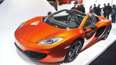 Mondial de l'Automobile de Paris 2012 - McLaren MP4-12C Spider orange 3/4 avant gauche