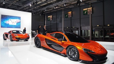 Mondial de l'Automobile de Paris 2012 - McLaren P1 orange 3/4 avant droit