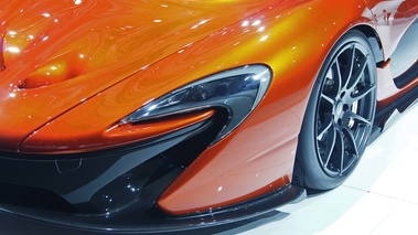 Mondial de l'Automobile de Paris 2012 - McLaren P1 orange phare avant