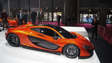 Mondial de l'Automobile de Paris 2012 - McLaren P1 orange profil 2