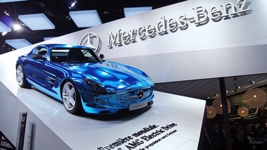 Mondial de l'Automobile de Paris 2012 - Mercedes SLS AMG Electric Drive bleu chrome 3/4 avant droit