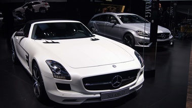 Mondial de l'Automobile de Paris 2012 - Mercedes SLS AMG GT Roadster blanc 3/4 avant droit