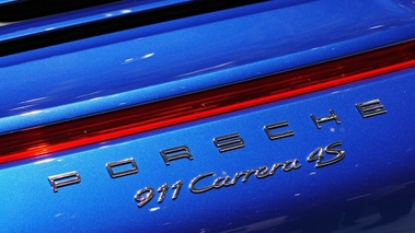 Mondial de l'Automobile de Paris 2012 - Porsche 991 Carrera 4S bleu logos capot moteur