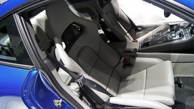 Mondial de l'Automobile de Paris 2012 - Porsche 991 Carrera 4S bleu sièges
