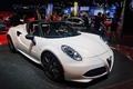 Alfa Romeo 4C Spider blanc 3/4 avant droit 