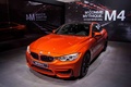 BMW M4 orange 3/4 avant gauche