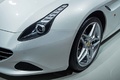 Ferrari California T blanc phare avant 