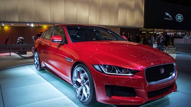 Jaguar XE S rouge 3/4 avant droit