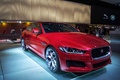 Jaguar XE S rouge 3/4 avant droit