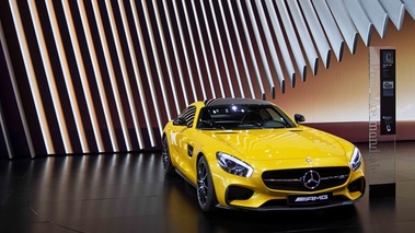 Mercedes AMG GT S jaune 3/4 avant droit 