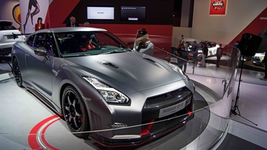 Nissan GTR Nismo 2014 anthracite mate 3/4 avant droit porte ouverte