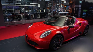 Mondial de l'Automobile de Paris 2016 - Alfa Romeo 4C Spider rouge 3/4 avant gauche