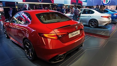 Mondial de l'Automobile de Paris 2016 - Alfa Romeo Giulia QV rouge 3/4 arrière gauche