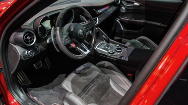 Mondial de l'Automobile de Paris 2016 - Alfa Romeo Giulia QV rouge intérieur