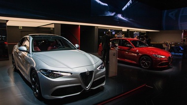 Mondial de l'Automobile de Paris 2016 - Alfa Romeo Giulia Veloce gris 3/4 avant droit