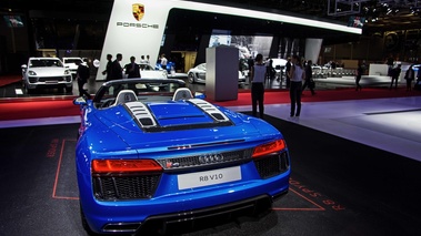 Mondial de l'Automobile de Paris 2016 - Audi R8 II V10 Spyder bleu face arrière