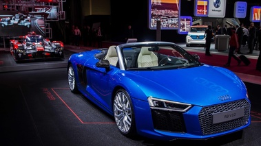 Mondial de l'Automobile de paris 2016 - Audi R8 V10 Spyder bleu 3/4 avant droit