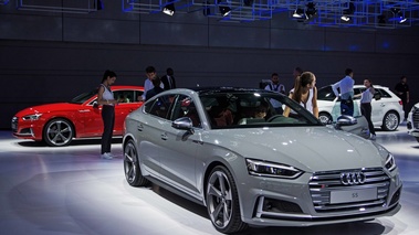 Mondial de l'Automobile de Paris 2016 - Audi S5 II Sportback gris 3/4 avant droit