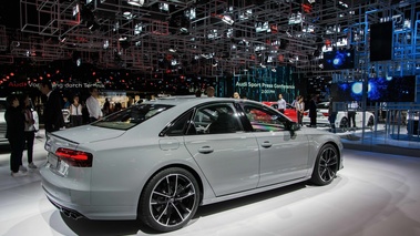 Mondial de l'Automobile de paris 2016 - Audi S8 Plus gris 3/4 arrière droit