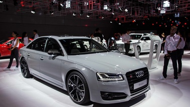 Mondial de l'Automobile de paris 2016 - Audi S8 Plus gris 3/4 avant droit