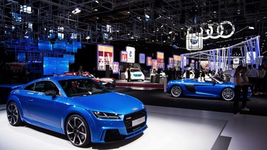 Mondial de l'Automobile de Paris 2016 - Audi TT RS bleu 3/4 avant droit