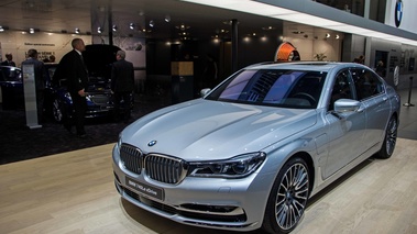 Mondial de l'Automobile de Paris 2016 - BWM 740Le xDrive gris 3/4 avant gauche