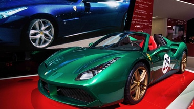 Mondial de l'Automobile de Paris 2016 - Ferrari 488 Spider vert 3/4 avant gauche