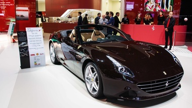 Mondial de l'Automobile de Paris 2016 - Ferrari California T marron 3/4 avant droit